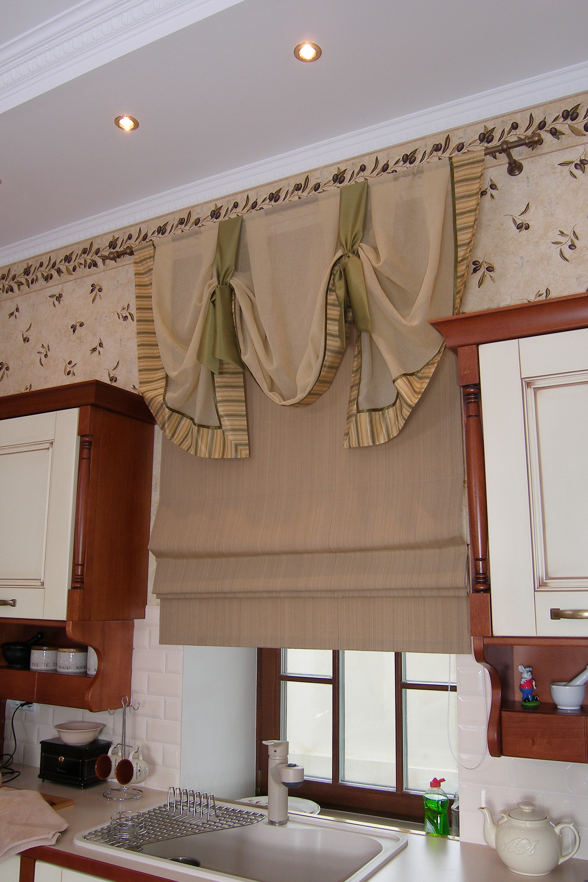 Римская штора на кухне