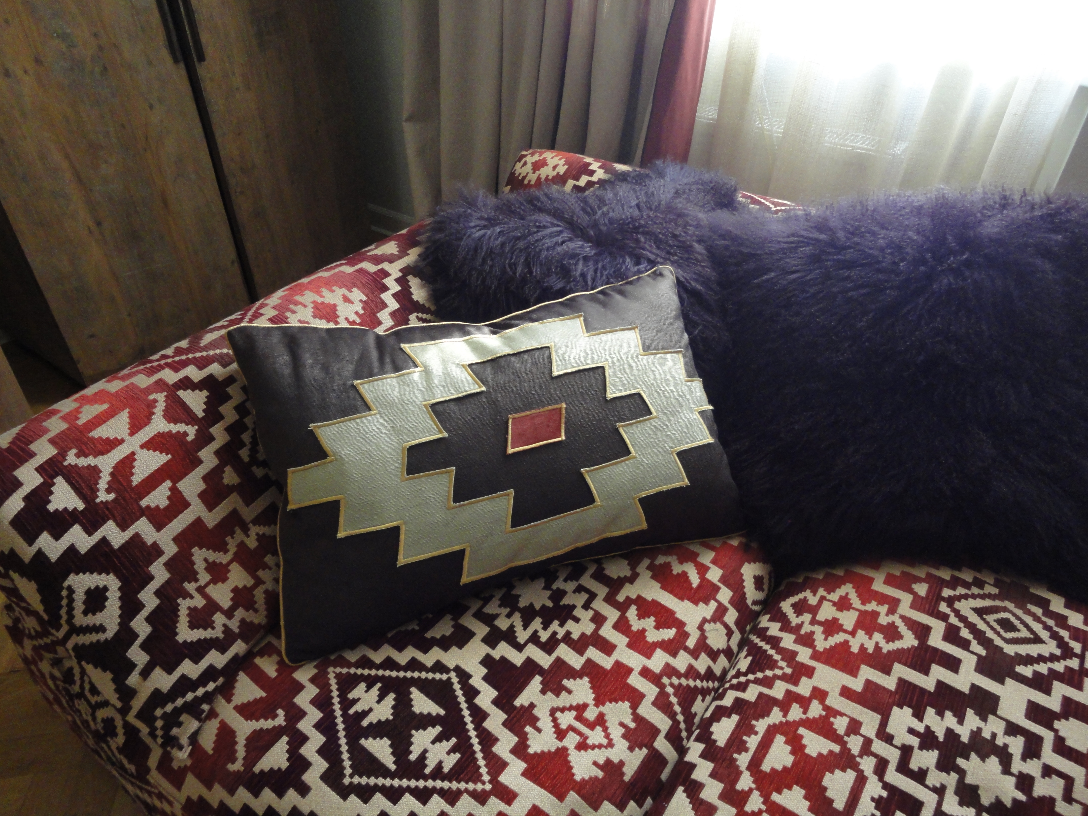 Декоративная подушка с интересным орнаментом